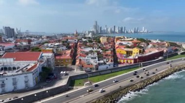 Bolivar Kolombiya 'daki Kartagena De India' da eski bir şehir. Karayip şehri manzarası. Şehir merkezi arka planı. Cartagena De India, Bolivar Kolombiya 'da. Turizm arazisi. Duvarlı Şehir Simgesi.