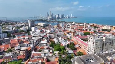 Cartagena De India Skyline, Bolivar Kolombiya 'daki Cartagena De India' da. Karayip şehri manzarası. Şehir merkezi arka planı. Cartagena De India, Bolivar Kolombiya 'da. Turizm arazisi. Duvarlı Şehir Simgesi.