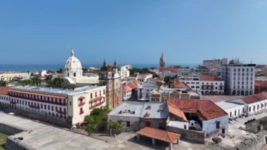 Bolivar Kolombiya 'daki Cartagena De Indias' ın tarihi şehri. Karayip Deniz Pelerini. Şehir merkezinde. Cartagena De Indias, Bolivar Kolombiya 'da. Highrise Binaları Peyzajı. Şehir Manzarası.