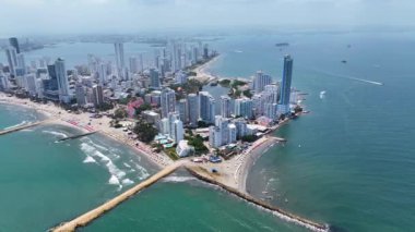 Cartagena De India Skyline, Bolivar Kolombiya 'daki Cartagena De India' da. Karayip şehri manzarası. Şehir merkezi arka planı. Cartagena De India, Bolivar Kolombiya 'da. Turizm arazisi. Duvarlı Şehir Simgesi.