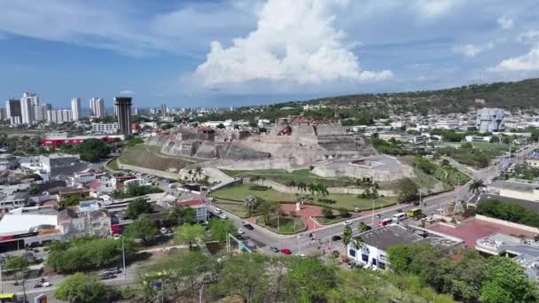 圣费利佩堡位于哥伦比亚玻利瓦尔的卡塔赫纳 中世纪的建筑 卡塔赫纳风景区城墙 Cartagena Bolivar Colombia 五彩斑斓的天空 历史之城 — 图库视频影像