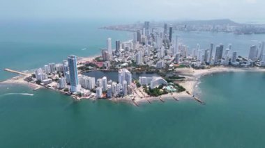 Bolivar Kolombiya 'daki Bocagrande Kartagena' da. Yüksek Binalar Peyzajı. Şehir merkezinde. Cartagena, Bolivar Kolombiya 'da. Turistik cazibe. Ünlü Duvarlı Şehir.