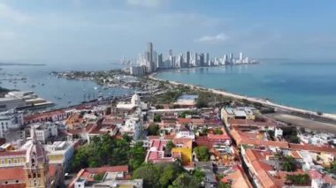 Cartagena Skyline, Bolivar Kolombiya 'daki Cartagena Das Indias. Karayip Deniz Pelerini. Şehir merkezinde. Cartagena Das Indias, Bolivar Kolombiya 'da. Highrise Binaları Peyzajı. Şehir Manzarası.
