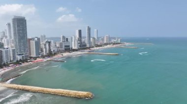 Bolivar Kolombiya 'daki Cartagena Plaj Sahnesi. Yüksek Binalar Peyzajı. Şehir merkezinde. Cartagena, Bolivar Kolombiya 'da. Turistik cazibe. Ünlü Duvarlı Şehir.