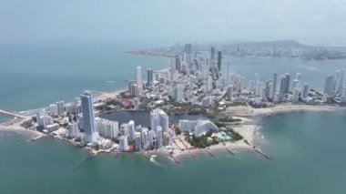 Bolivar Kolombiya 'daki Cartagena De Indias' taki Bocagrande Plajı. Karayip Deniz Pelerini. Şehir merkezinde. Cartagena De Indias, Bolivar Kolombiya 'da. Highrise Binaları Peyzajı. Şehir Manzarası.