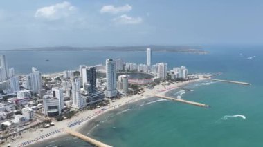 Bolivar Kolombiya 'daki Cartagena De India' da Bocagrande. Karayip şehri manzarası. Şehir merkezi arka planı. Cartagena De India, Bolivar Kolombiya 'da. Turizm arazisi. Duvarlı Şehir Simgesi.