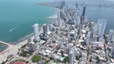 Bolivar Kolombiya 'daki Bocagrande Kartagena' da. Yüksek Binalar Peyzajı. Şehir merkezinde. Cartagena, Bolivar Kolombiya 'da. Turistik cazibe. Ünlü Duvarlı Şehir.