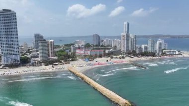 Bolivar Kolombiya 'daki Cartagena De India plaj sahnesi. Karayip şehri manzarası. Şehir merkezi arka planı. Cartagena De India, Bolivar Kolombiya 'da. Turizm arazisi. Duvarlı Şehir Simgesi.