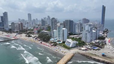 Bolivar Kolombiya 'daki Cartagena De India' da sahil manzarası. Karayip şehri manzarası. Şehir merkezi arka planı. Cartagena De India, Bolivar Kolombiya 'da. Turizm arazisi. Duvarlı Şehir Simgesi.