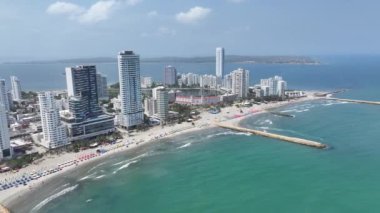 Bolivar Kolombiya, Cartagena 'daki Bocagrande Plajı. Yüksek Binalar Peyzajı. Şehir merkezinde. Cartagena, Bolivar Kolombiya 'da. Turistik cazibe. Ünlü Duvarlı Şehir.