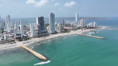 Bolivar Kolombiya 'daki Cartagena De Indias plaj manzarası. Karayip Deniz Pelerini. Şehir merkezinde. Cartagena De Indias, Bolivar Kolombiya 'da. Highrise Binaları Peyzajı. Şehir Manzarası.