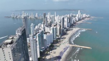 Cartagena De India Skyline, Bolivar Kolombiya 'daki Cartagena' da. Yüksek Binalar Peyzajı. Şehir merkezinde. Cartagena, Bolivar Kolombiya 'da. Turistik cazibe. Ünlü Duvarlı Şehir.