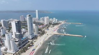 Bolivar Kolombiya 'daki Cartagena De India' da Bocagrande. Karayip şehri manzarası. Şehir merkezi arka planı. Cartagena De India, Bolivar Kolombiya 'da. Turizm arazisi. Duvarlı Şehir Simgesi.