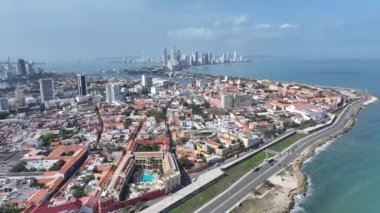 Bolivar Kolombiya 'daki Cartagena De India' daki tarihi şehir. Karayip şehri manzarası. Şehir merkezi arka planı. Cartagena De India, Bolivar Kolombiya 'da. Turizm arazisi. Duvarlı Şehir Simgesi.