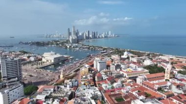 Bolivar Kolombiya 'daki Cartagena' da Ortaçağ Şehri. Yüksek Binalar Peyzajı. Şehir merkezinde. Cartagena, Bolivar Kolombiya 'da. Turistik cazibe. Ünlü Duvarlı Şehir.
