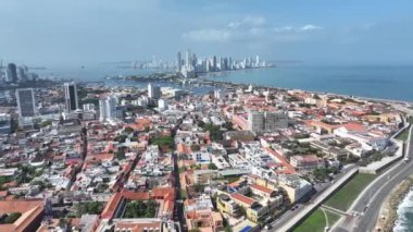 Bolivar Kolombiya 'daki Cartagena Das Indias Tarihi Merkezi. Karayip Deniz Pelerini. Şehir merkezinde. Cartagena Das Indias, Bolivar Kolombiya 'da. Highrise Binaları Peyzajı. Şehir Manzarası.