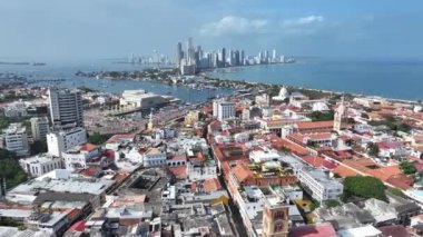 Bolivar Kolombiya 'daki Cartagena De Indias' da şehir merkezinde. Karayip Deniz Pelerini. Şehir merkezinde. Cartagena De Indias, Bolivar Kolombiya 'da. Highrise Binaları Peyzajı. Şehir Manzarası.
