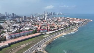 Bolivar Kolombiya 'daki Cartagena De India sahil yolunda. Karayip şehri manzarası. Şehir merkezi arka planı. Cartagena De India, Bolivar Kolombiya 'da. Turizm arazisi. Duvarlı Şehir Simgesi.