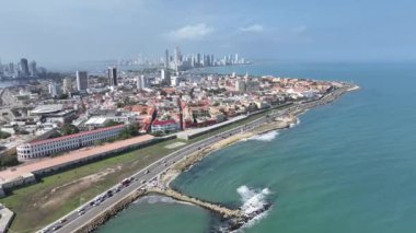 Bolivar Kolombiya 'daki Cartagena' daki sahil şehri. Yüksek Binalar Peyzajı. Şehir merkezinde. Cartagena, Bolivar Kolombiya 'da. Turistik cazibe. Ünlü Duvarlı Şehir.