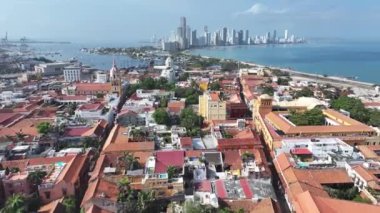 Bolivar Kolombiya 'daki Cartagena' nın tarihi şehri. Yüksek Binalar Peyzajı. Şehir merkezinde. Cartagena, Bolivar Kolombiya 'da. Turistik cazibe. Ünlü Duvarlı Şehir.