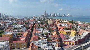 Bolivar Kolombiya 'daki Cartagena De India Ortaçağ Şehri. Karayip şehri manzarası. Şehir merkezi arka planı. Cartagena De India, Bolivar Kolombiya 'da. Turizm arazisi. Duvarlı Şehir Simgesi.