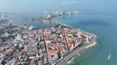 Bolivar Kolombiya 'daki Kartagena Panoramik Şehri. Yüksek Binalar Peyzajı. Şehir merkezinde. Cartagena, Bolivar Kolombiya 'da. Turistik cazibe. Ünlü Duvarlı Şehir.