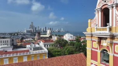 Bolivar Kolombiya 'daki Cartagena Das Indias Ortaçağ Kilisesi. Karayip Kilisesi. Şehir merkezinde. Cartagena Das Indias, Bolivar Kolombiya 'da. Din manzarası. Şehir Manzarası.