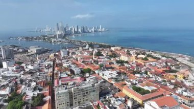 Cartagena Skyline, Bolivar Kolombiya 'daki Cartagena De India' da. Karayip şehri manzarası. Şehir merkezi arka planı. Cartagena De India, Bolivar Kolombiya 'da. Turizm arazisi. Duvarlı Şehir Simgesi.