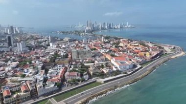 Bolivar Kolombiya 'daki Cartagena Das Indias Kıyı Şehri. Karayip Deniz Pelerini. Şehir merkezinde. Cartagena Das Indias, Bolivar Kolombiya 'da. Highrise Binaları Peyzajı. Şehir Manzarası.