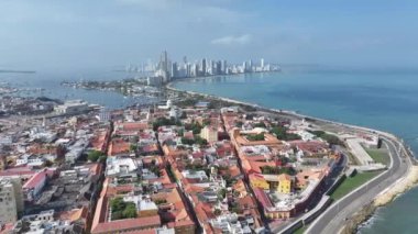 Bolivar Kolombiya 'nın merkezindeki Cartagena' da. Yüksek Binalar Peyzajı. Şehir merkezinde. Cartagena, Bolivar Kolombiya 'da. Turistik cazibe. Ünlü Duvarlı Şehir.