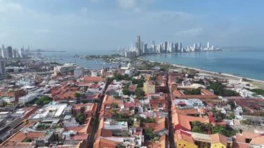 Bolivar Kolombiya 'daki Cartagena De Indias' ın tarihi şehri. Karayip Deniz Pelerini. Şehir merkezinde. Cartagena De Indias, Bolivar Kolombiya 'da. Highrise Binaları Peyzajı. Şehir Manzarası.