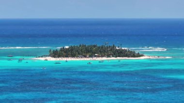 Jonhny Cay Providencia, San Andres 'te Santa Catalina Kolombiya' da. Kolombiya Karayip Sahili. Mavi Deniz Arkaplanı. San Andres Providencia 'da, Santa Catalina Kolombiya' da. Turizm Arazisi.