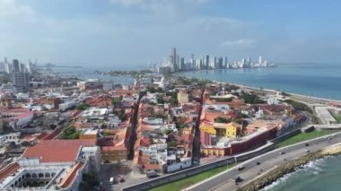 Bolivar Kolombiya 'daki Cartagena De India sahil yolunda. Karayip şehri manzarası. Şehir merkezi arka planı. Cartagena De India, Bolivar Kolombiya 'da. Turizm arazisi. Duvarlı Şehir Simgesi.