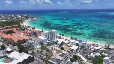 Karayip Adası Kolombiya 'daki San Andres Spratt Bight Plajı. Tropik Manzara. Şehir peyzajı. San Andres Karayip Adası Kolombiya 'sında. Turizm arka planı. Şehir merkezi Adası.