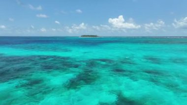 Jonhny Cay Providencia, San Andres 'te Santa Catalina Kolombiya' da. Kolombiya Karayip Sahili. Mavi Deniz Arkaplanı. San Andres Providencia 'da, Santa Catalina Kolombiya' da. Turizm Arazisi.