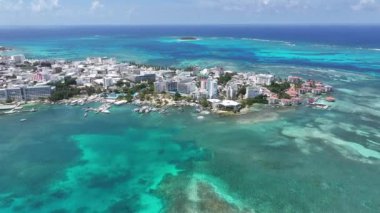 San Andres Skyline San Andres Providencia Y Santa Catalina Kolombiya 'da. Kolombiya Karayip Sahili. Mavi Deniz Arkaplanı. San Andres Providencia 'da, Santa Catalina Kolombiya' da. Turizm Arazisi.