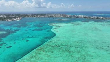 San Andres Skyline Karayip Adası Kolombiya 'da. Plaj manzarası. Karayip Cenneti. San Andres Karayip Adası Kolombiya 'sında. Deniz Burnu Açık Hava. Doğa Turizmi.