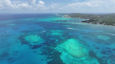 San Andres Skyline Karayip Adası Kolombiya 'da. Plaj manzarası. Karayip Cenneti. San Andres Karayip Adası Kolombiya 'sında. Deniz Burnu Açık Hava. Doğa Turizmi.