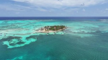 San Andres Providencia 'daki Akvaryum Adası Santa Catalina Kolombiya. Kolombiya Karayip Sahili. Mavi Deniz Arkaplanı. San Andres Providencia 'da, Santa Catalina Kolombiya' da. Turizm Arazisi.
