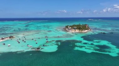 Karayip Adası Kolombiya 'daki San Andres Akvaryum Koyu. Plaj manzarası. Karayip Cenneti. San Andres Karayip Adası Kolombiya 'sında. Deniz Burnu Açık Hava. Doğa Turizmi.