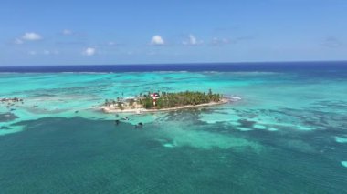 San Andres Akvaryumu San Andres Providencia Y Santa Catalina Kolombiya. Plaj manzarası. Karayip Cenneti. San Andres Providencia 'da, Santa Catalina Kolombiya' da. Deniz Burnu Açık Hava. Doğa Turizmi.
