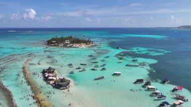 San Andres Skyline Karayip Adası Kolombiya 'da. Plaj manzarası. Karayip Cenneti. San Andres Karayip Adası Kolombiya 'sında. Deniz Burnu Açık Hava. Doğa Turizmi.