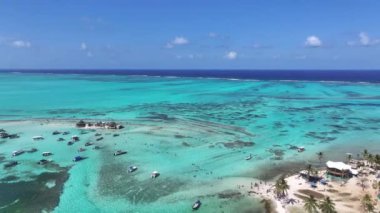 Acuario San Andres Karayip Adası Kolombiya 'da. Kolombiya Karayip Sahili. Mavi Deniz Arkaplanı. San Andres Karayip Adası Kolombiya 'sında. Turizm arazisi. Doğa Deniz Burnu.