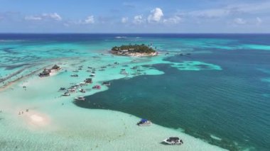 Karayip Adası Kolombiya 'daki San Andres Akvaryumu. Kolombiya Karayip Sahili. Mavi Deniz Arkaplanı. San Andres Karayip Adası Kolombiya 'sında. Turizm arazisi. Doğa Deniz Burnu.
