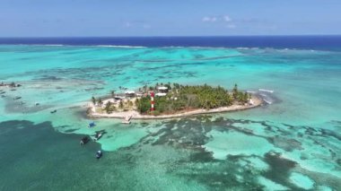 San Andres Akvaryumu, San Andres, Providencia Y Santa Catalina Kolombiya. Plaj manzarası. Karayip Cenneti. San Andres Providencia 'da, Santa Catalina Kolombiya' da. Deniz Burnu Açık Hava. Doğa Turizmi.