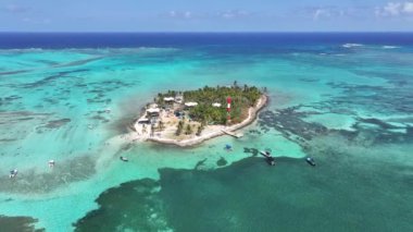 Acuario San Andres Karayip Adası Kolombiya 'da. Kolombiya Karayip Sahili. Mavi Deniz Arkaplanı. San Andres Karayip Adası Kolombiya 'sında. Turizm arazisi. Doğa Deniz Burnu.