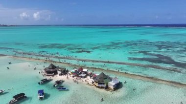 Acuario San Andres Karayip Adası Kolombiya 'da. Kolombiya Karayip Sahili. Mavi Deniz Arkaplanı. San Andres Karayip Adası Kolombiya 'sında. Turizm arazisi. Doğa Deniz Burnu.