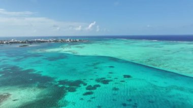 Karayip Adası Kolombiya 'daki San Andres' te Blue Bay Water. Kolombiya Karayip Sahili. Mavi Deniz Arkaplanı. San Andres Karayip Adası Kolombiya 'sında. Turizm arazisi. Doğa Deniz Burnu.