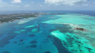 Karayip Adaları Kolombiya 'daki San Andres' te Karayip Skyline 'ı. Kolombiya Karayip Sahili. Mavi Deniz Arkaplanı. San Andres Karayip Adası Kolombiya 'sında. Turizm arazisi. Doğa Deniz Burnu.
