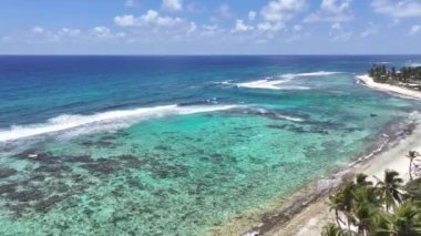 Karayip Adası Kolombiya 'daki San Luis Plajı. Kolombiya Karayip Sahili. Mavi Deniz Arkaplanı. San Andres Karayip Adası Kolombiya 'sında. Turizm arazisi. Doğa Deniz Burnu.